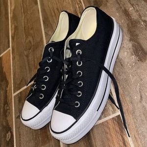 Platform low rise black converse. Size 7 in men’s Size 9 in women’s. Worn once.
